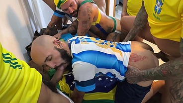 YURI GAÚCHO - SURUCOPA - GANGBANG NO RITMO DA COPA - JOGADORES DOTADOS ENTRANDO COM BOLA E TUDO!