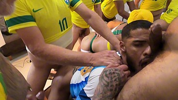 YURI GAÚCHO - SURUCOPA - GANGBANG NO RITMO DA COPA - JOGADORES DOTADOS ENTRANDO COM BOLA E TUDO!