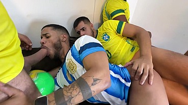 YURI GAÚCHO - SURUCOPA - GANGBANG NO RITMO DA COPA - JOGADORES DOTADOS ENTRANDO COM BOLA E TUDO!