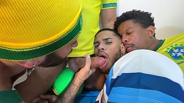 YURI GAÚCHO - SURUCOPA - GANGBANG NO RITMO DA COPA - JOGADORES DOTADOS ENTRANDO COM BOLA E TUDO!
