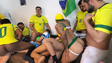 YURI GAÚCHO - SURUCOPA - GANGBANG NO RITMO DA COPA - JOGADORES DOTADOS ENTRANDO COM BOLA E TUDO!
