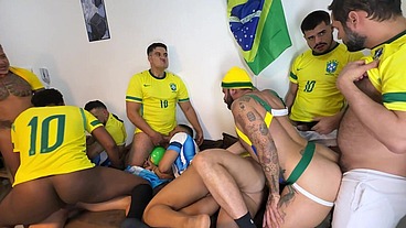 YURI GAÚCHO - SURUCOPA - GANGBANG NO RITMO DA COPA - JOGADORES DOTADOS ENTRANDO COM BOLA E TUDO!