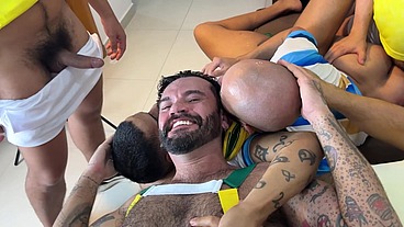 YURI GAÚCHO - SURUCOPA - GANGBANG NO RITMO DA COPA - JOGADORES DOTADOS ENTRANDO COM BOLA E TUDO!