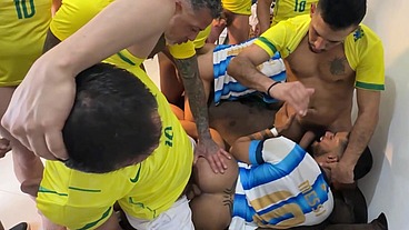 YURI GAÚCHO - SURUCOPA - GANGBANG NO RITMO DA COPA - JOGADORES DOTADOS ENTRANDO COM BOLA E TUDO!