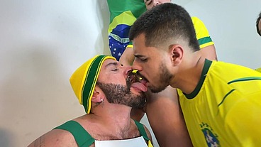YURI GAÚCHO - SURUCOPA - GANGBANG NO RITMO DA COPA - JOGADORES DOTADOS ENTRANDO COM BOLA E TUDO!