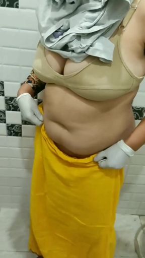 Desi bhabhi is not asking to leave in the bathroom.