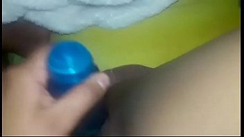 Chapina caliente jugando con dildo