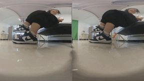 The 3DVR180 ERER Nike sneakers trfoot the POV dwarf