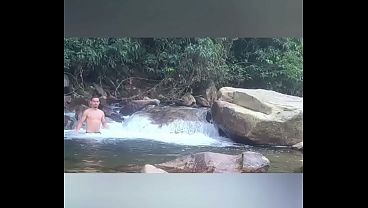 MULEKES NADAN NA CACHOEIRA E ACABAM TREPANDO NA BEIRA DO RIO 1
