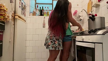 Fui perturbar ele na cozinha e ele acabou gozando na minha buceta