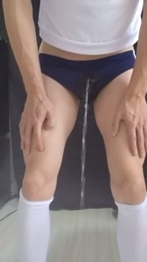 A boy's daughter was wearing bloomers and tried to hold back his pee to the limit, but it leaked...