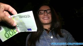 PublicSex Hot brunette spreads her legs for outdoor fucking