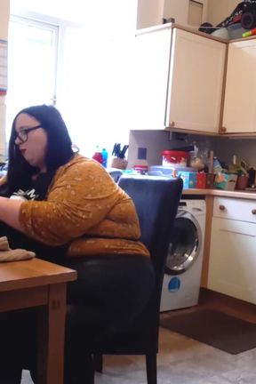 BBW SSBBW eating scene fanfiction pig in an apron