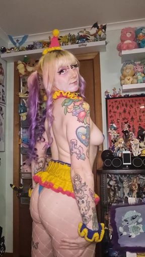 Hilarious clown girl shakes her big booty in a group setting