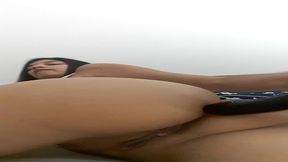 me masturbo el ano deliciosamente para que veas mi carita de perra