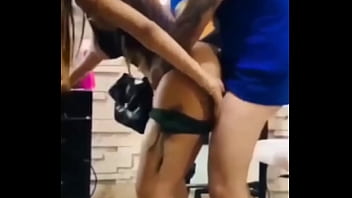 CHICA TRANS RECIBE CORRIDA EN SU CULO EN ESTETICA PORNO