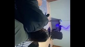 No se da cuenta que la grabo y me la chupa mientras juego xbox