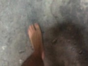 mis plantas sucias en una cochera luego de caminar horas por la calle 2 of 2