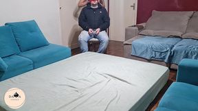 corno vendado e algemado na cadeira enquanto transo com o preto do pau grande