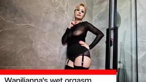 Wanilianna's wet orgasm: Wanilianna in genuine black nylon stockings and sheer lingerie playing with multiple dildos in the show