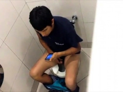 Str8 spy guy in public toilet