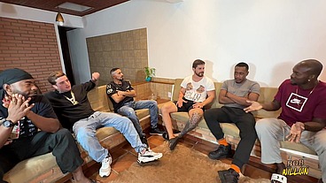 Mulher oferece marido prós caras comer.