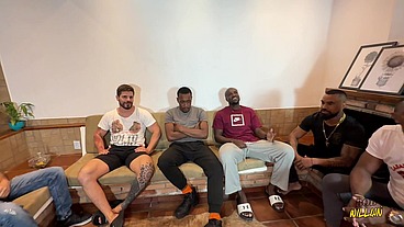 Mulher oferece marido prós caras comer.
