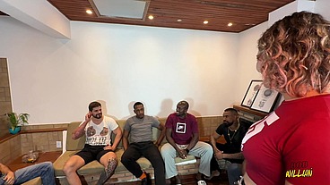 Mulher oferece marido prós caras comer.