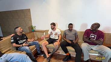 Mulher oferece marido prós caras comer.