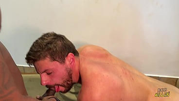 Mulher oferece marido prós caras comer.