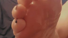 Watch me drench my feet in body oil for the FIRST time