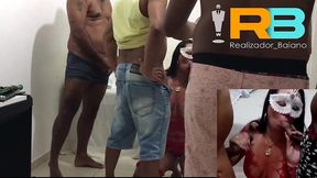brazillian bull, realizador baiano recebendo casal bia hotwife e marido corno de ferias em salvador, festinha de boas vindas orgia, rb dividindo a putinha carioca casada com amigos na frente do cucko