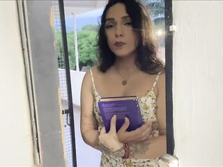 ¡MI TOALLA SE CAE FRENTE A UNA PREDICADORA LALIN GIRL! - PORNO EN ESPAÑOL