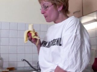 Old wench screws her stinky hirsute vagina with bottle