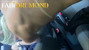 loira milf peituda transa com negao dentro do carro sem camisinha e ganha uma gozada dentro dela