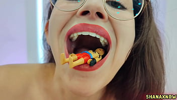 VORE FETISH PLAYMOBIL FIGURINE UVULA EATEN BY GIANTESS