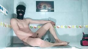 oscar desnudo en la cocina se mansturba rico la verga