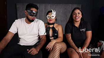 Cornudo sumiso entrega a su Hotwife a 3 hombres