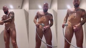 une petite douche a la salle de sport, suivie d’une petite branlette petite ...