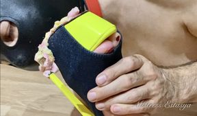 Crushing sweets and dog cleaning - Cane pulisce le mie suole