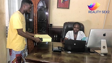 AFRICAN BOSS LADY SEDUCED THE DELIVERY GUY IN FUCKING HER HORNY WET PUSSY