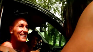 Lauro Giotto og Frank Gun dobler laget petite asiatiske MILF-er Asia Deville og Ally kåt med munnsex, sæd i munnen og hard anal i en dampende trekant