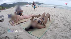 esposa gostosa pedindo para o vendedor passar protetor solar na praia