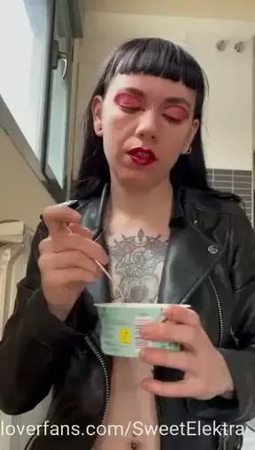 Te gusta verme comer e imaginar que eres mi comida, pudiendo entrar en la boca de una diosa como yo y ser masticado como un trozo insignificante de chocolate entre mi yogur.