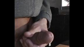 une bonne branlette devant un mec qui se fait baiser par une trans