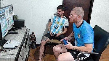 Carmona e Hisak apostam quem perder da o cu