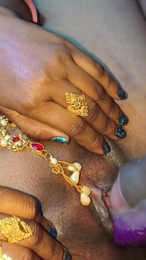 Bangali Makan Malkin kiraya mange aaye to mazduri kirayedar ne aunty ko boudi me bangan aur lund dono ek sath dal ke&hellip;   Clip 1