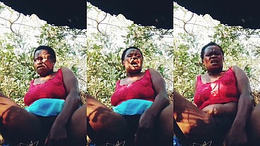 African hot mom fingering herself on public