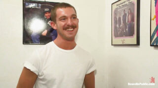 Legată și dominată: Nikko Alexander este futută anal hardcore de la Van Darkholme și Leo Forte