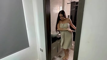 Culona latina hermanastra me pide que me quede en casa para que le meta mi enorme pene por su estrecho co&ntilde_o , hasta darle toda mi rica leche.